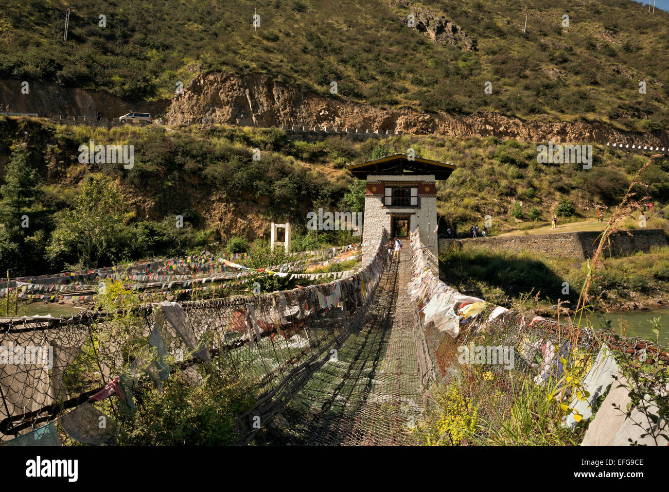 BHUTAN - la famosa catena ponte di collegamento, in primo luogo ha fatto da ponte di ferro Lama, (Thangtong Gyalpo (1385-1464)), oltre il fiume di Paro. Foto Stock