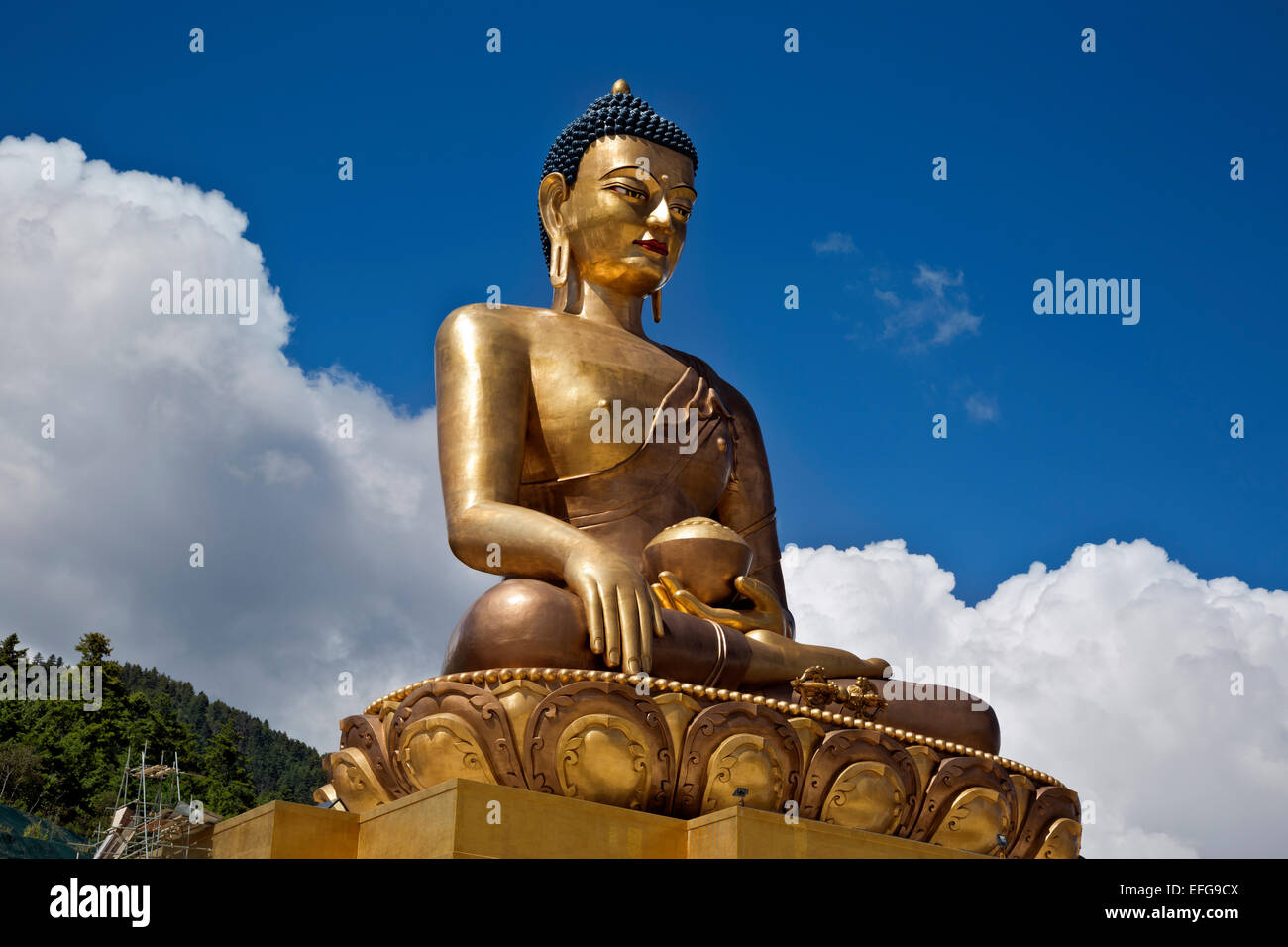 Il Bhutan - statua di Buddha in costruzione al di sopra di Thimphu. Questo Buddha Dordenma sarà il più grande del mondo a 192.6 piedi di altezza. Foto Stock