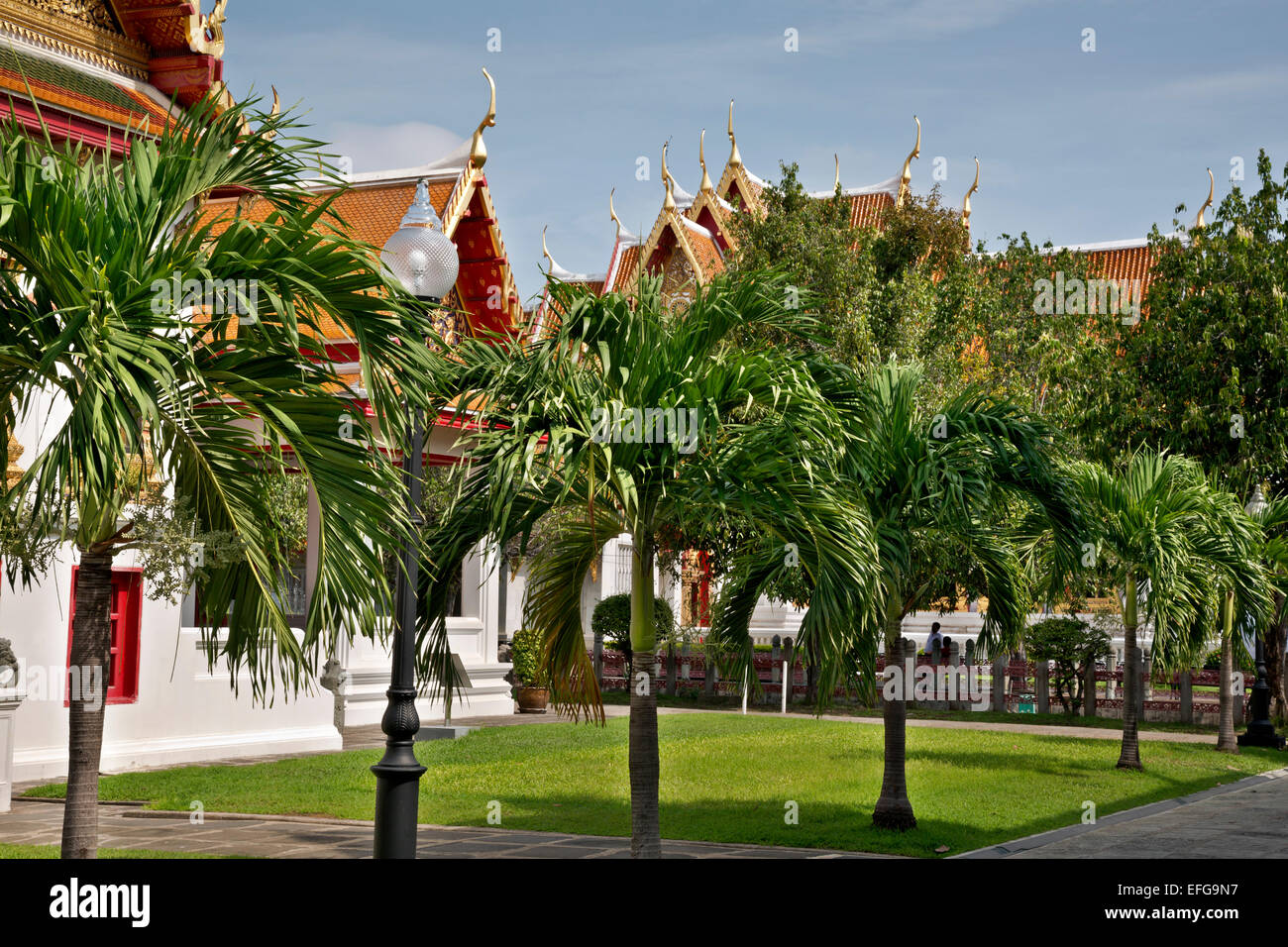 Thailandia - palmo rivestito il percorso per motivi di Bangkok il Wat Benchamabophit Dusitvanaram Ratchaworawiharn, noto come il tempio in marmo. Foto Stock