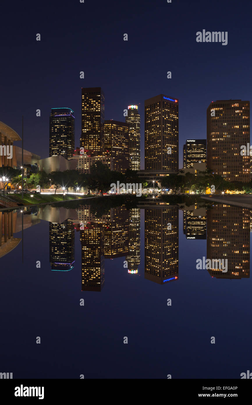 Il centro di grattacieli in acqua e dipartimento di potenza piscina LOS ANGELES CALIFORNIA USA Foto Stock