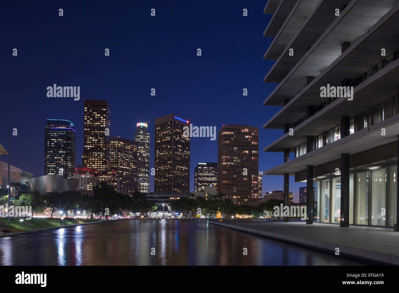 Il centro di grattacieli in acqua e dipartimento di potenza piscina LOS ANGELES CALIFORNIA USA Foto Stock