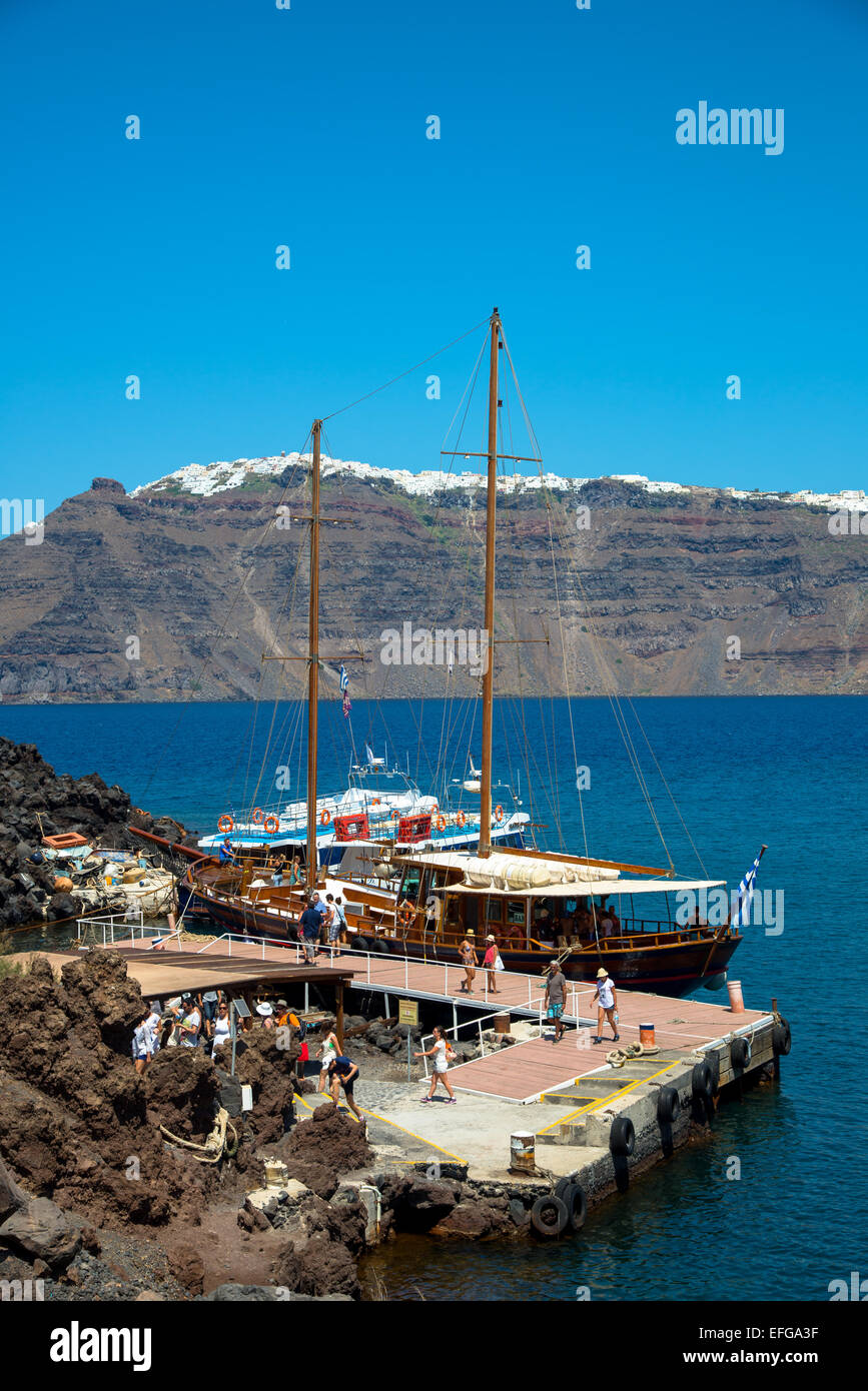 Isola vulcanica di Nea Kameni con Santorini in Grecia Foto Stock