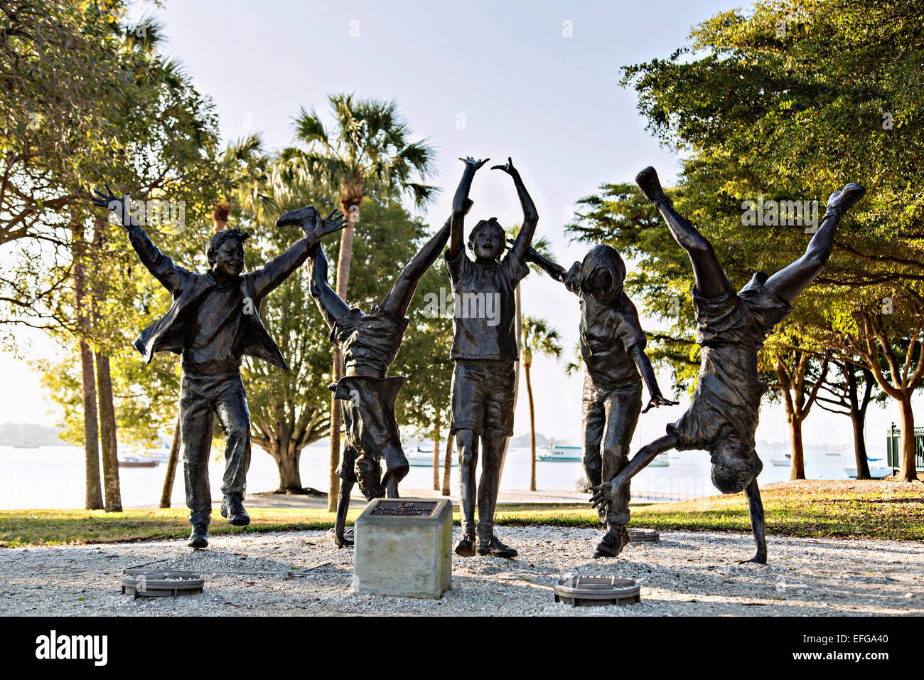 Statua di bambini che giocano chiamato Olympic Wannabees Bayfront Park Sarasota, FL. Foto Stock