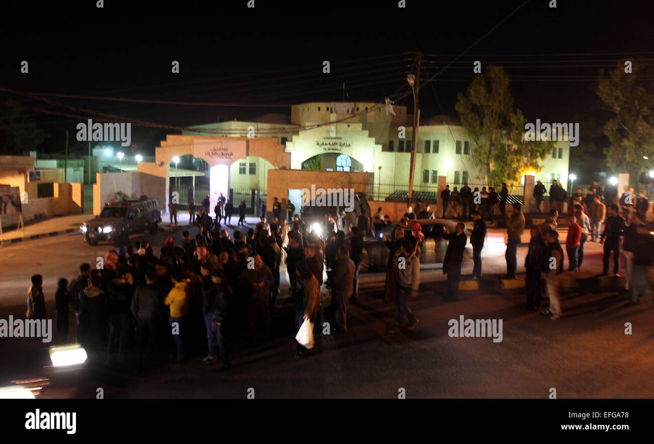 Amman, Giordania. 3 febbraio, 2015. I manifestanti cantano slogan contro uno Stato islamico dopo il rilascio di un video che si asseriscono che mostra uno stato islamico captive Giordani essendo pilota bruciato vivo nel pilota della città natale Karak, Giordania, nel febbraio 3, 2015. Governo giordano martedì ha confermato l uccisione del pilota di giordani tenuto prigioniero da uno Stato islamico (SI), secondo membro-run Petra nuova agenzia. Credito: Mohammad Abu Ghosh/Xinhua/Alamy Live News Foto Stock