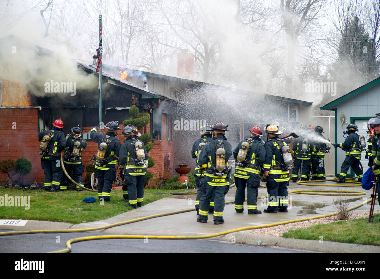 I vigili del fuoco rispondono a una casa di fuoco a Boise, Idaho, Stati Uniti d'America. Foto Stock