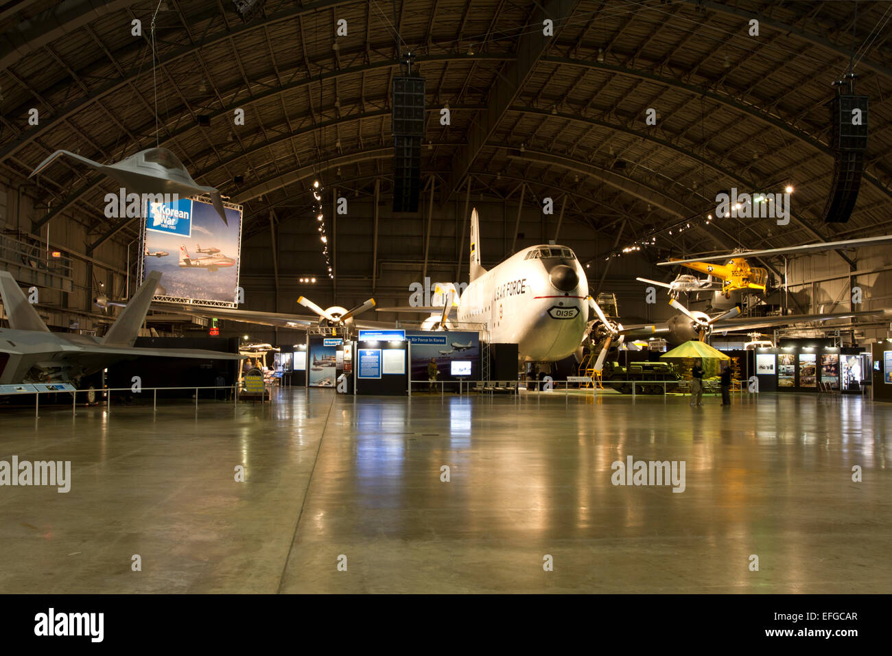 Pavimento della Air Force Museum con molti piani su display. Foto Stock