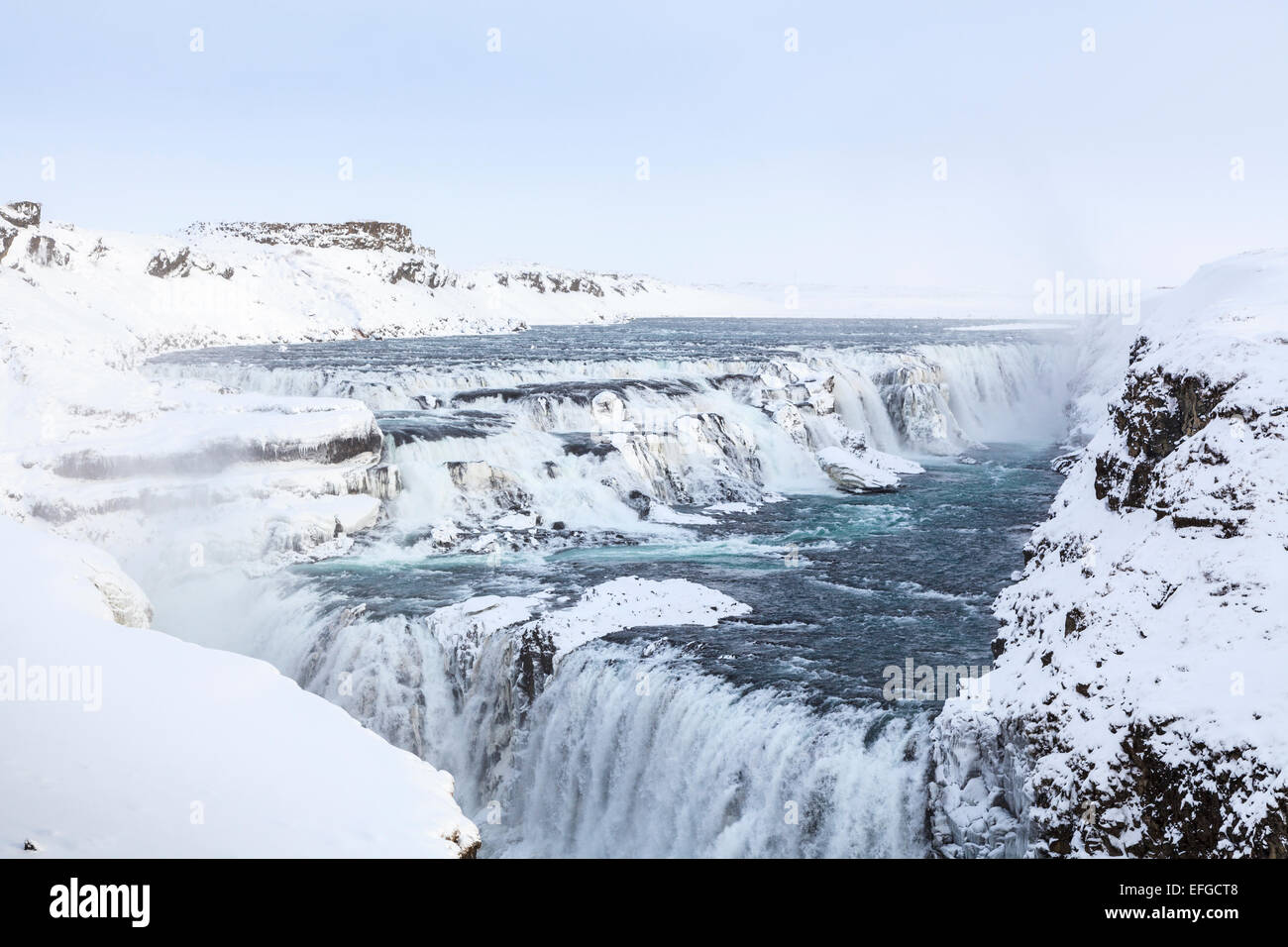 L'iconico Gullfoss gorge e le cascate, uno dei più famosi e popolari naturale attrazioni turistiche in Islanda, congelati con ghiaccioli in inverno Foto Stock