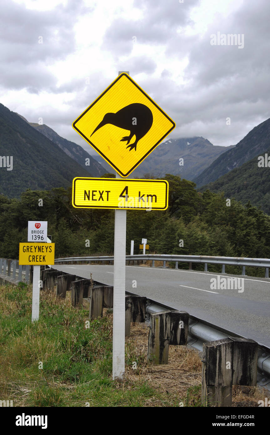Cartello stradale di avvertimento di kiwi vicino Arthurs Pass, Isola del Sud, Nuova Zelanda Foto Stock