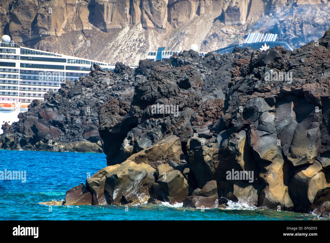 Isola vulcanica di Nea Kameni con Santorini in Grecia Foto Stock
