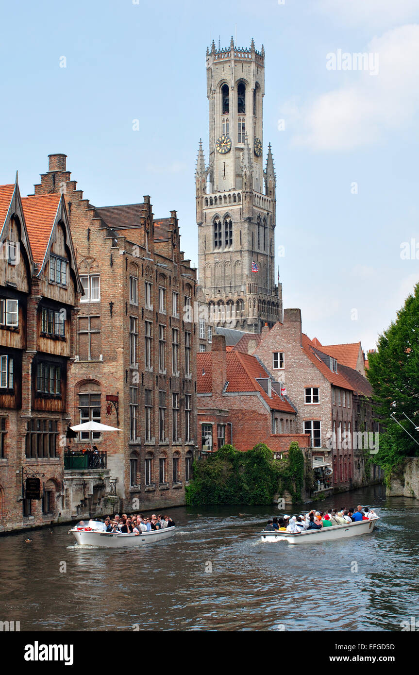 Belgio, Fiandre, Bruges, Bellfort-Hallen Torre Campanaria, turisti in barca Foto Stock