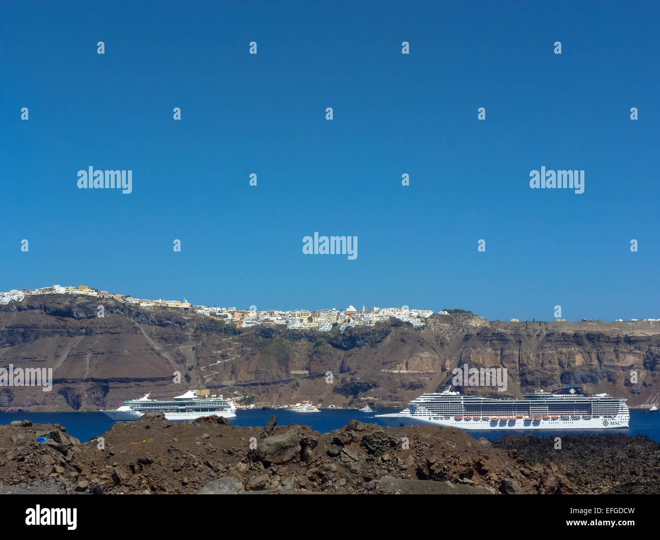 Isola vulcanica di Nea Kameni con santorini grecia Foto Stock