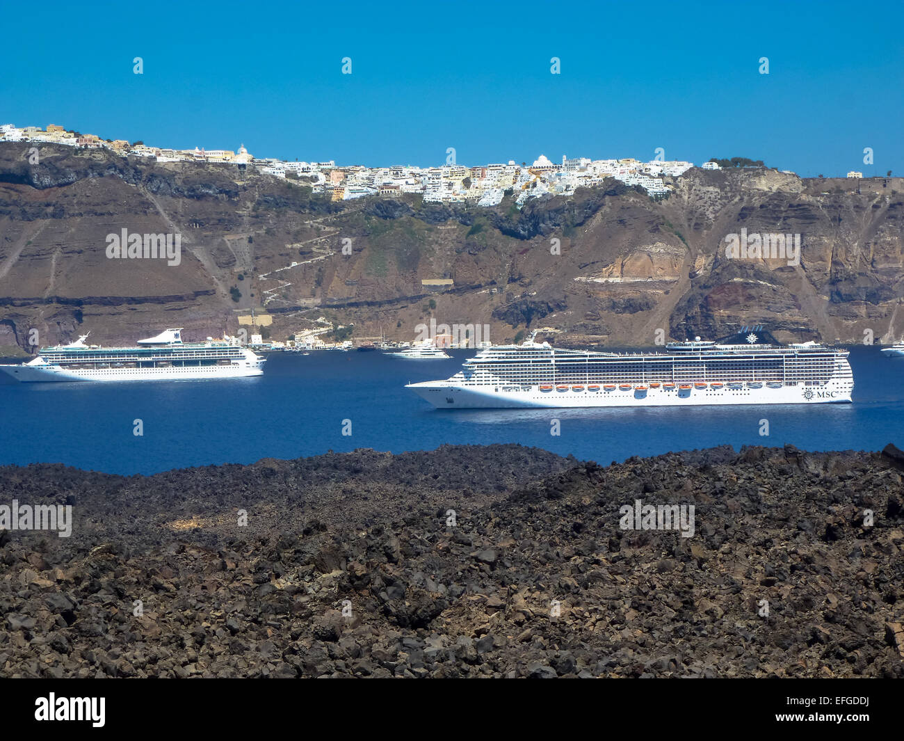 Isola vulcanica di Nea Kameni con santorini grecia Foto Stock
