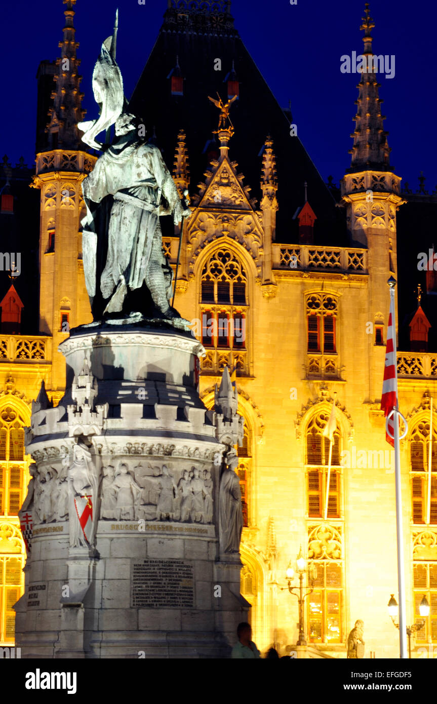 Belgio, Fiandre, Bruges, la piazza del mercato, Monumento a Jan Breydel e Pieter De Coninck e Municipio di notte Foto Stock