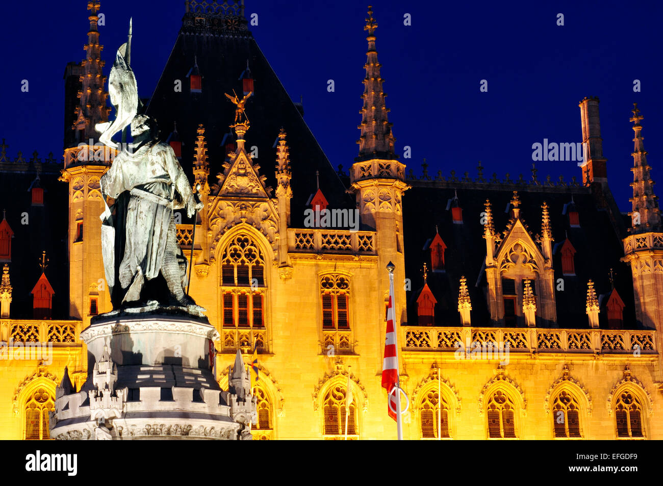 Belgio, Fiandre, Bruges, la piazza del mercato, Monumento a Jan Breydel e Pieter De Coninck e Municipio di notte Foto Stock
