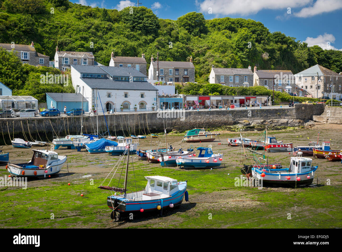 La bassa marea nel piccolo porto di Porthleven, Cornwall, Regno Unito Foto Stock