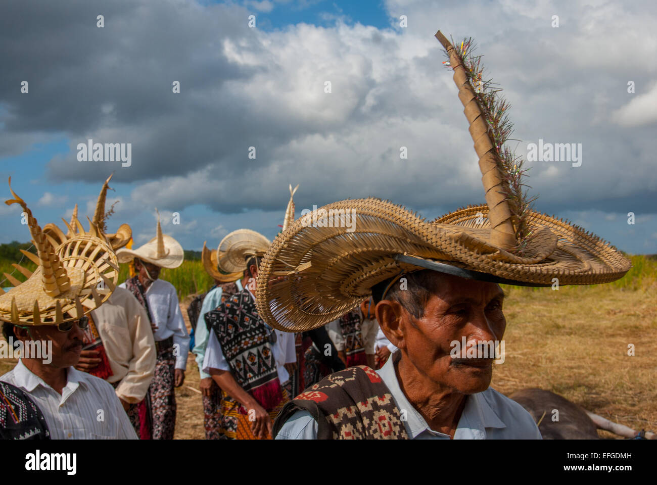 Uomini in abbigliamento tradizionale di Rote Island, Indonesia. Foto Stock