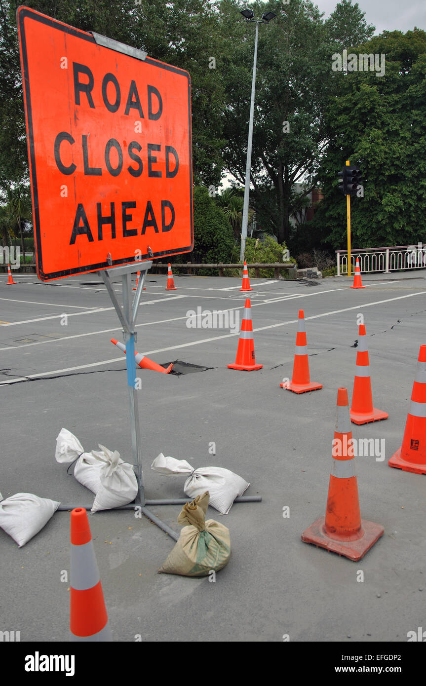 Tipico danno su strada vicino al fiume Avon da 6,4 terremoto di Christchurch, South Island, in Nuova Zelanda, 22-2-2011 Foto Stock