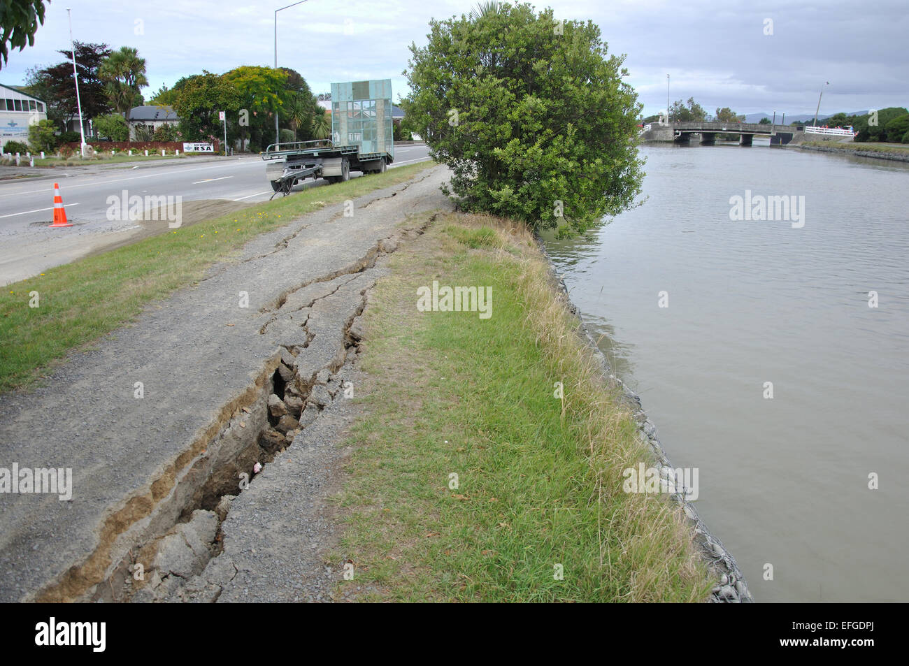 CHRISTCHURCH, Nuova Zelanda, 22 Febbraio 2011: danni per un sentiero vicino al fiume Avon da 6,4 terremoto a Christchurch Foto Stock