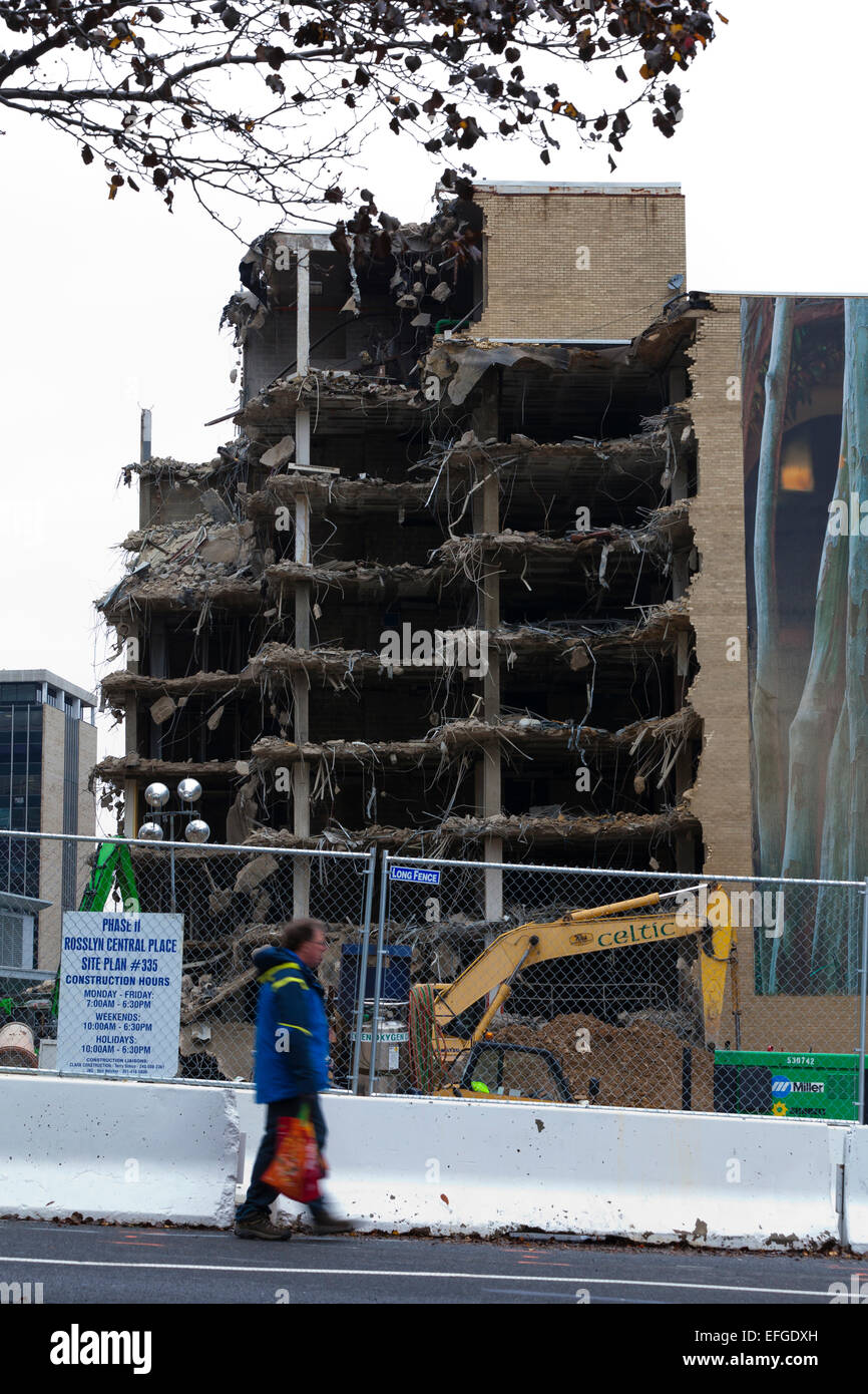 Urban alto edificio demolizione - Arlington, Virginia, Stati Uniti d'America Foto Stock