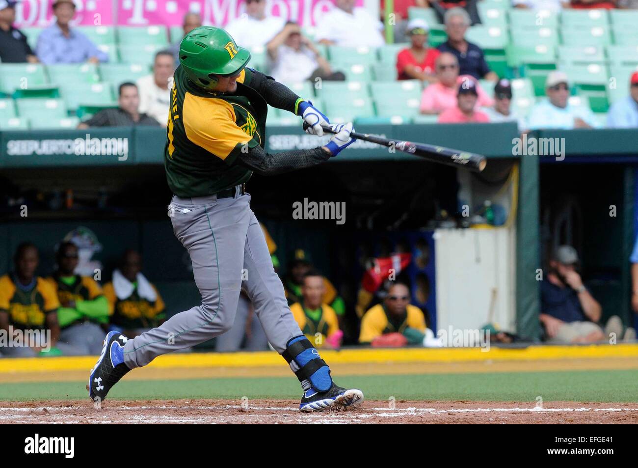 San Juan, Puerto Rico. 3 febbraio, 2015. Gourriel Yuleski di Cuba il Vegueros de Pinar del Rio pipistrelli durante il secondo round della partita del 2015 Caraibi Serie contro la Repubblica Dominicana è Gigantes del Cibao a Hiram Bithorn Stadium di San Juan, Puerto Rico, nel febbraio 3, 2015. © Ricardo Lopez Hevia/Granma/Piscina/Prensa Latina/Xinhua/Alamy Live News Foto Stock