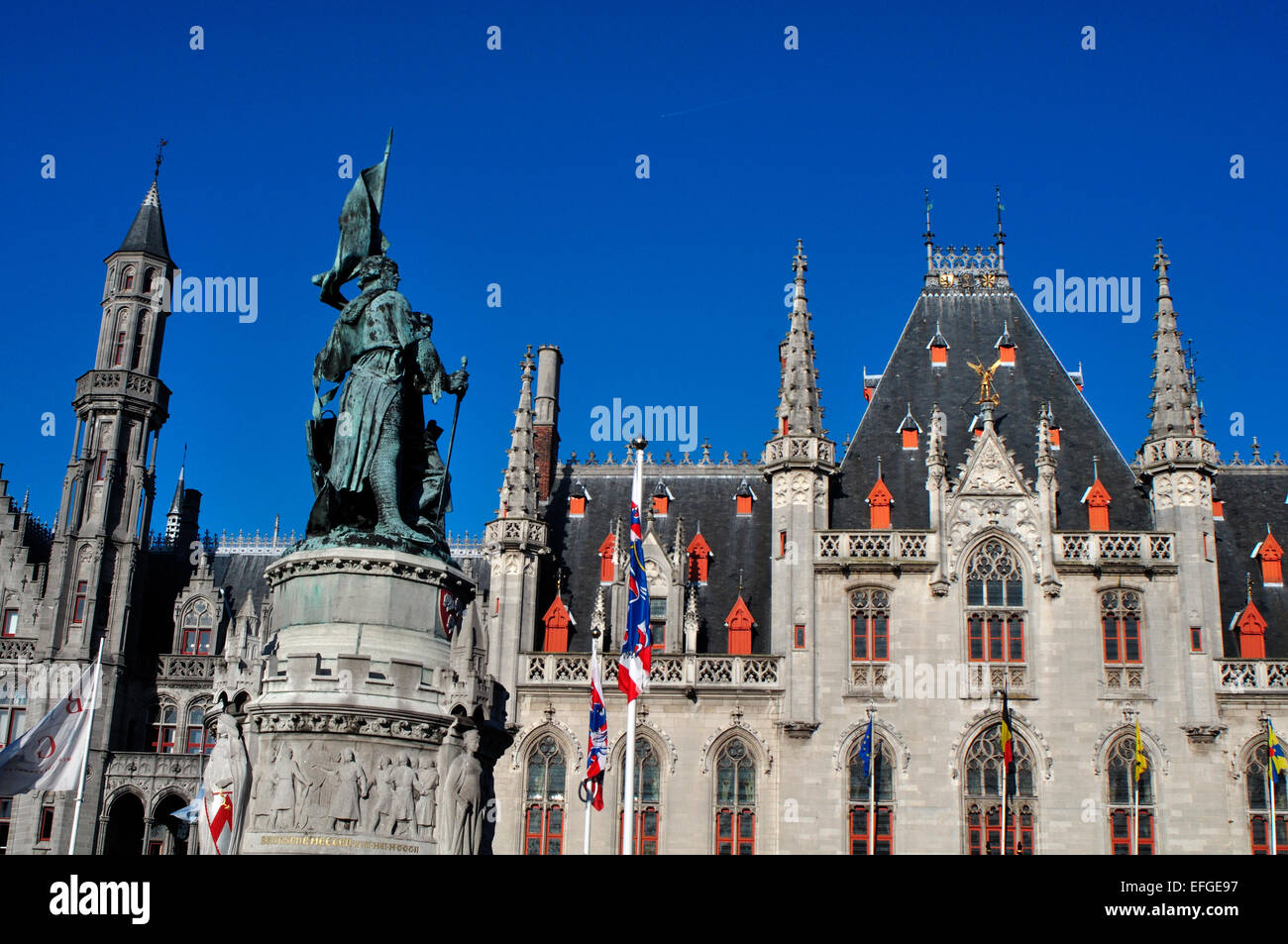 Belgio, Fiandre, Bruges, la piazza del mercato, Monumento a Jan Breydel e Pieter De Coninck e Municipio Foto Stock