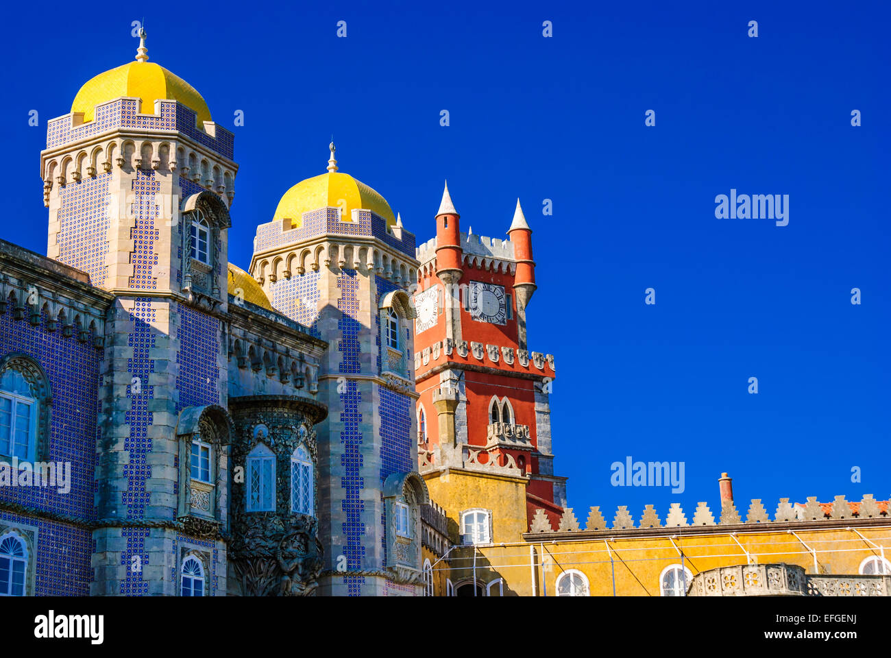 Sintra, Portogallo. Architettura particolare della pena Palace, portoghese castello reale, lusitan pietra miliare nazionale. Foto Stock