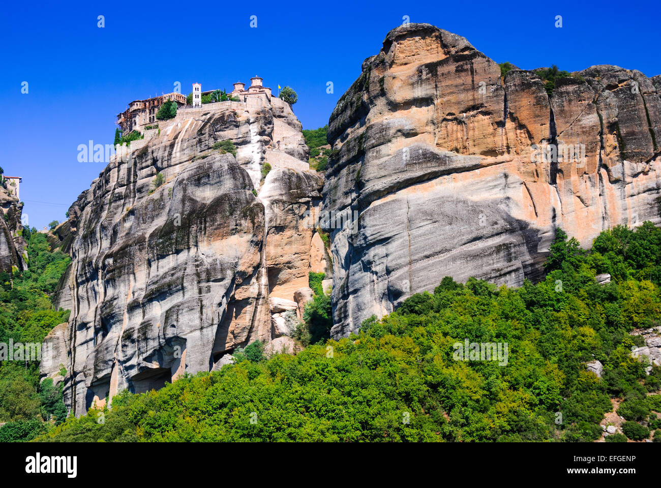 Meteora, Grecia. Greco Ortodosso di sei monasteri complesso costruito in pietra arenaria naturale rock pilastri in Pindo, Tessaglia. Foto Stock