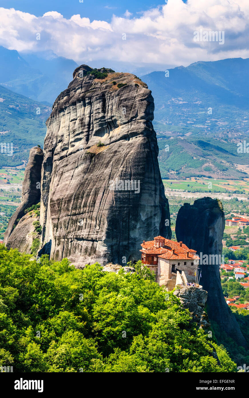 Meteora, Grecia. Ortodossi Monastero Roussanou sulla roccia Kalambaka in Tessaglia landmark greca. Foto Stock