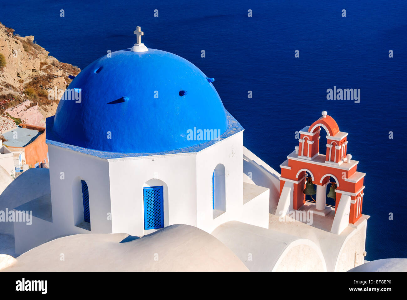 Santorini, Grecia. Architettura tradizionale chiesa nel villaggio di Oia, punto di riferimento delle isole greche del Mar Egeo. Foto Stock