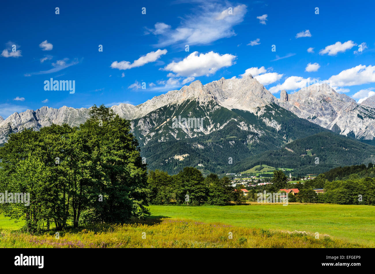 Austria. Sulle Alpi di Berchtesgaden gamma paesaggi con Saalfelden am Steinernen Meer piccola città, alpinismo Zell am See Foto Stock