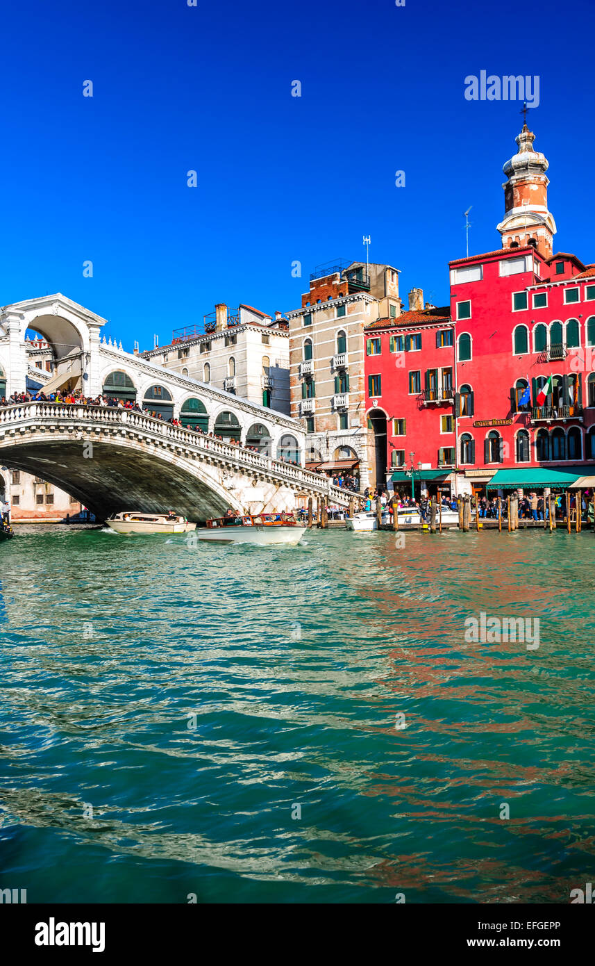 Immagine con il Ponte di Rialto di Venezia. Il Ponte di Rialto è oldes dei quattro ponti che attraversano il Canal Grande a Venezia, Italia. Foto Stock