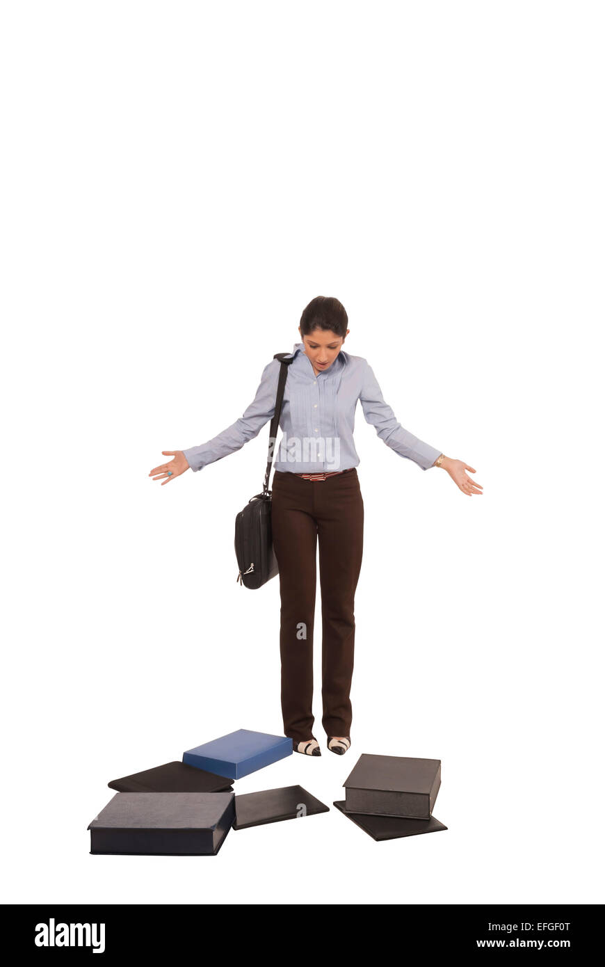 Un asiatico professional woman standing, fissando i caduti delle cartelle Foto Stock