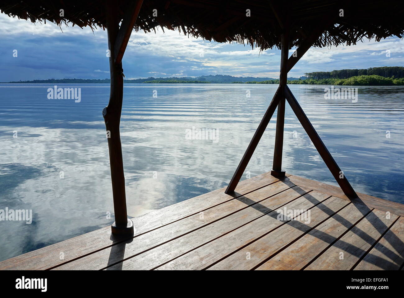 Vista tranquilla da un rifugio tropicale sul mare con le isole all'orizzonte, arcipelago di Bocas del Toro, Caraibi, Panama Foto Stock