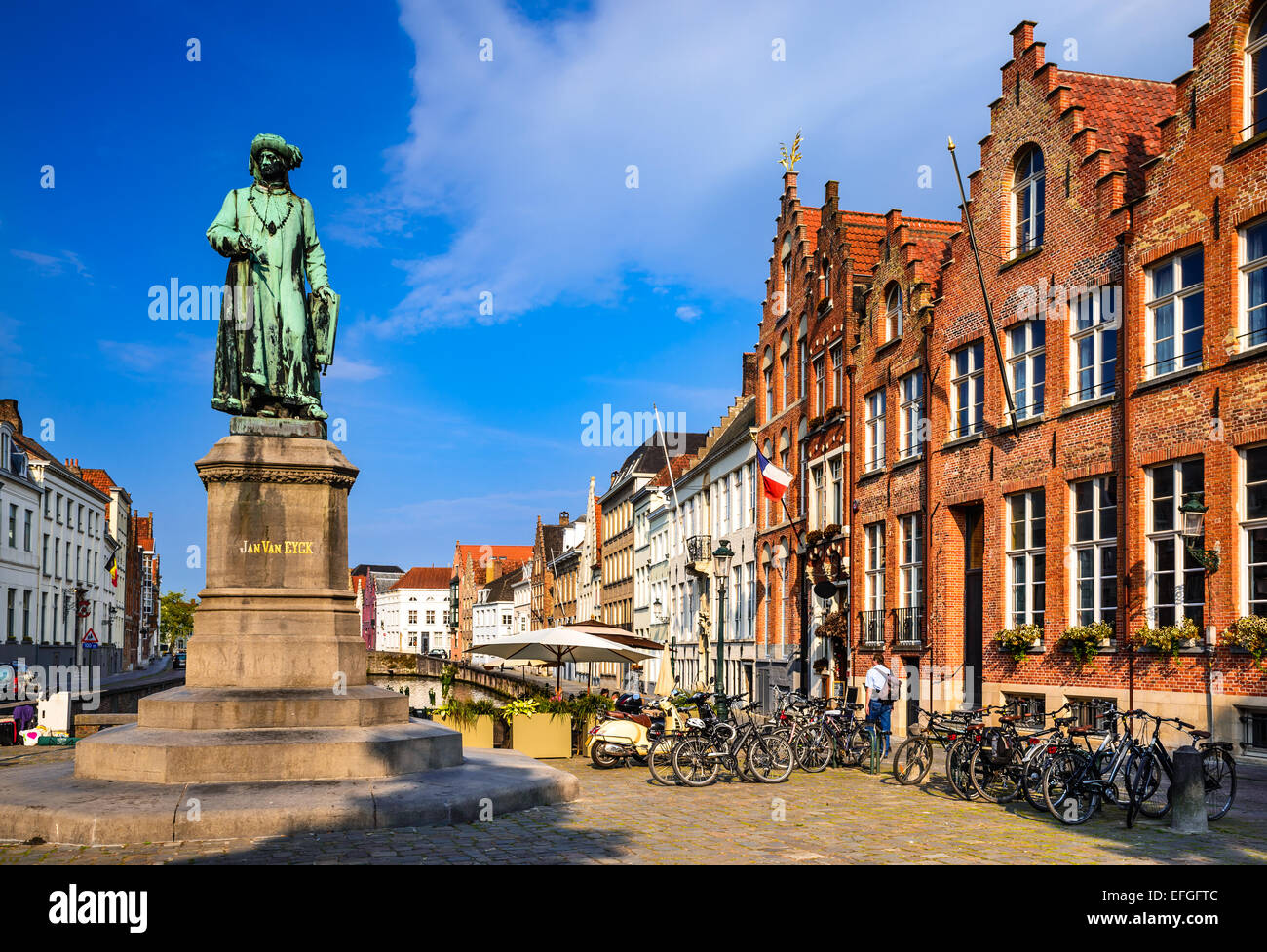 Bruges, Belgio. Scenario medievale con Yan Van Eyck piazza e statua. Brugge, Fiandre occidentali. Foto Stock