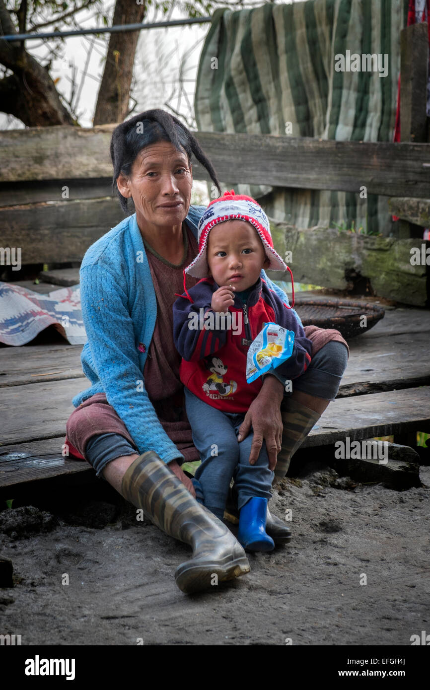 Nonna e nipote; nonna indossando i capelli di yak hat, sia dalla tribù Monpa villaggio nel distretto di Tawang Arunachal Pradesh Foto Stock