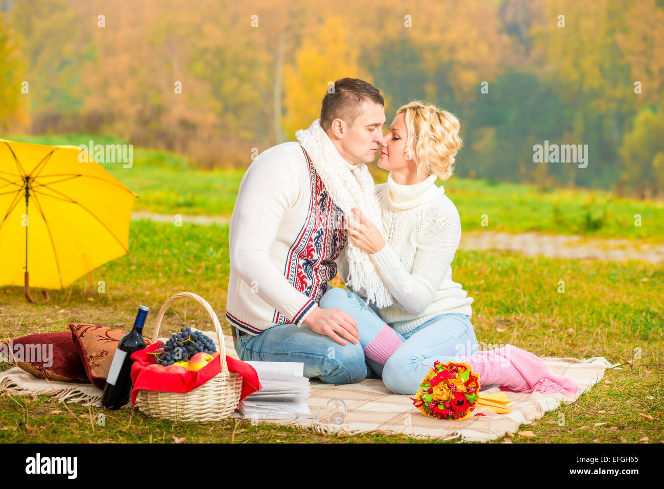 I giovani trascorrono tempo su un romantico picnic Foto Stock