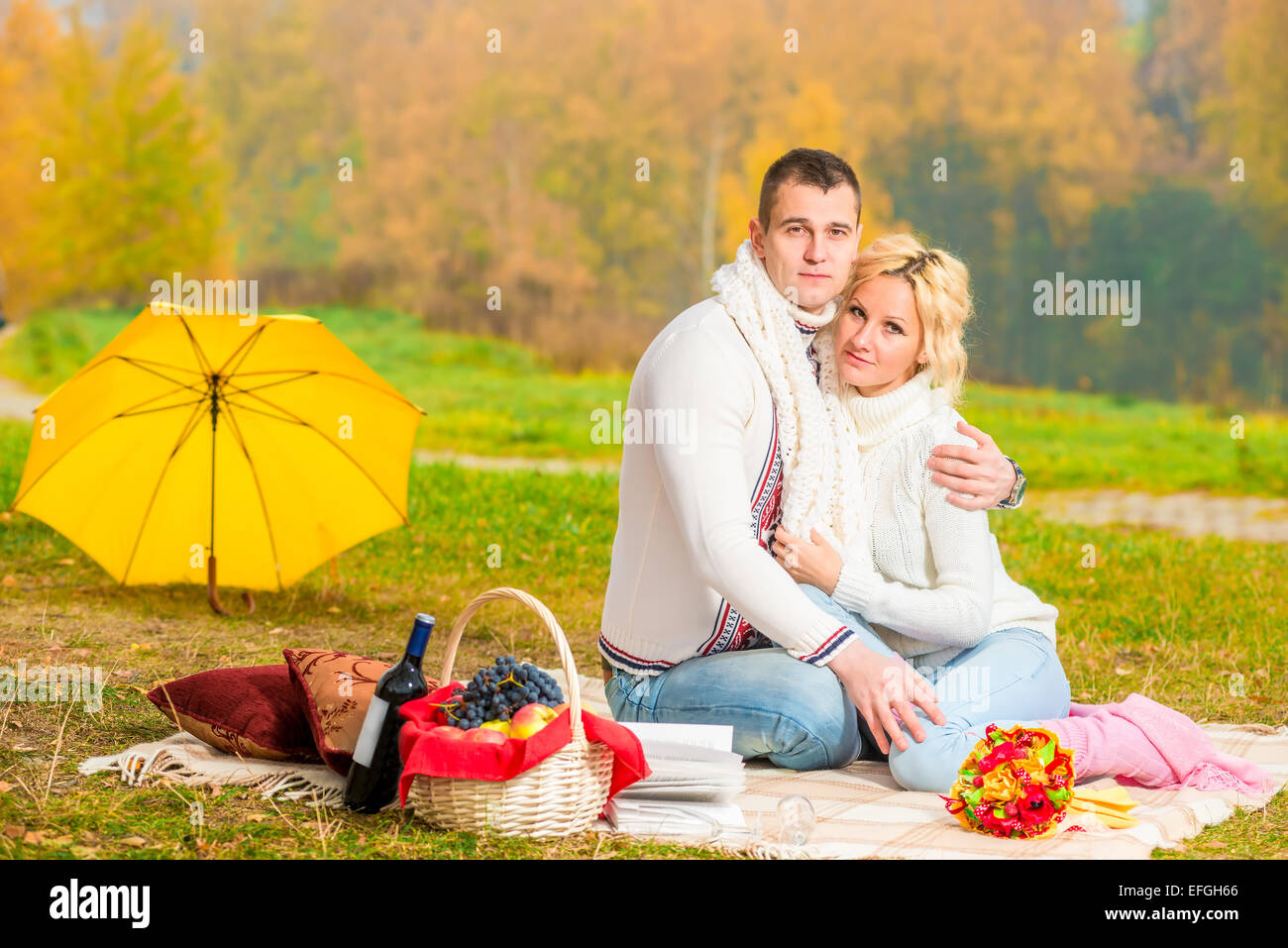 Picnic giornata autunnale. felice coppia rilassante Foto Stock