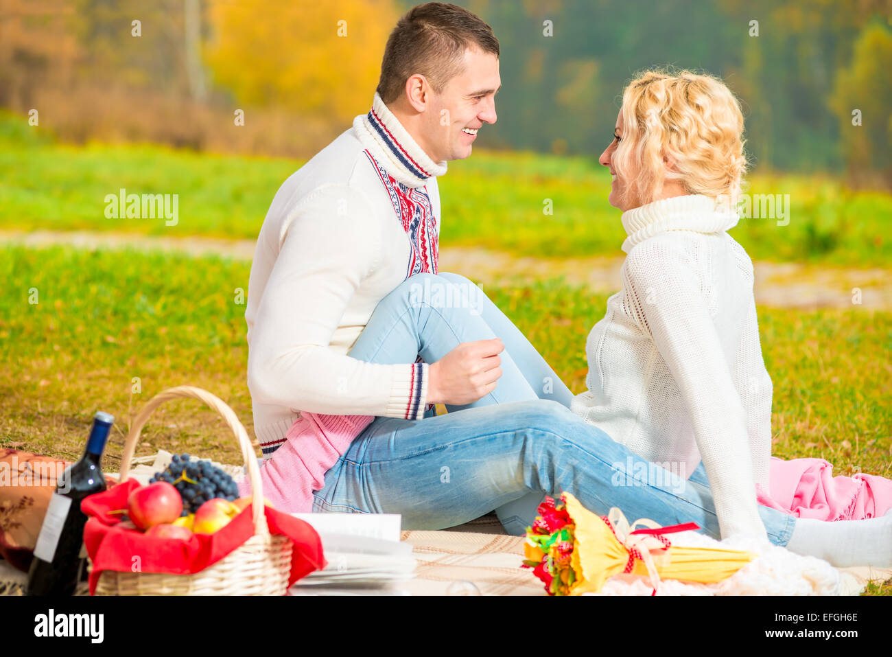 La ragazza e il suo fidanzato a un picnic hanno weekend divertente Foto Stock