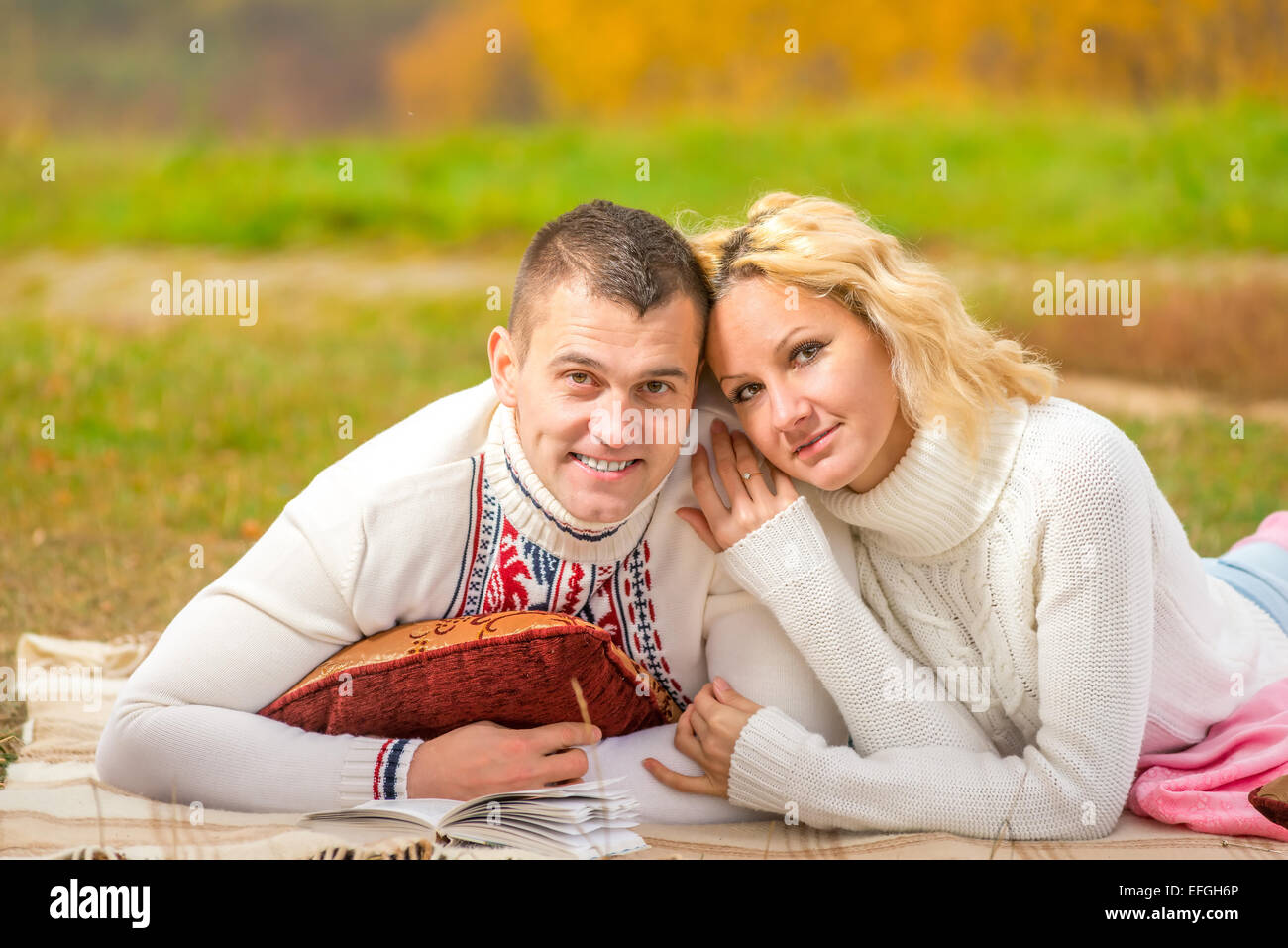 Volti felici di di persone in amore su un picnic Foto Stock