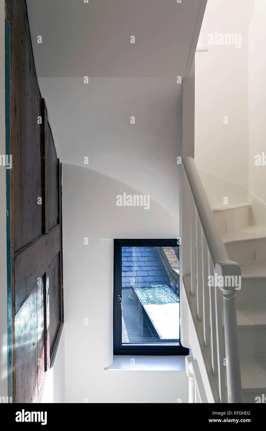 Casa privata, Londra, Regno Unito. Architetto: West architettura, 2015. Vista dal primo pianerottolo di piano con pannellatura originale Foto Stock
