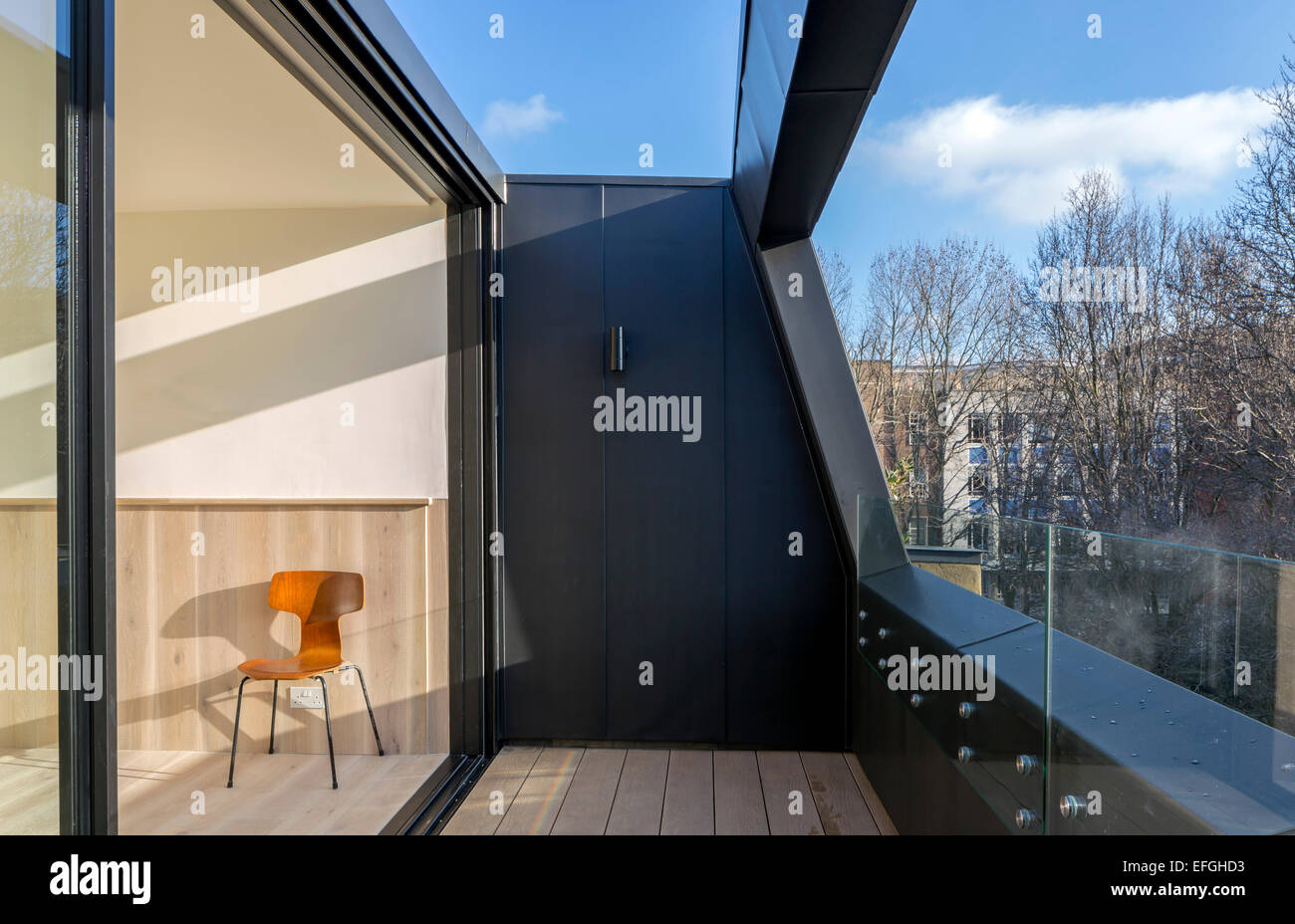 Casa privata, Londra, Regno Unito. Architetto: West architettura, 2015. Ultimo piano terrazzo e camera da letto. Foto Stock