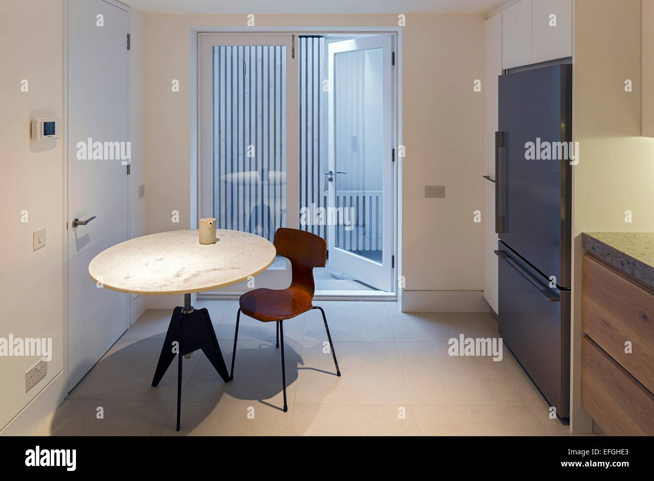 Casa privata, Londra, Regno Unito. Architetto: West architettura, 2015. La cucina al seminterrato anteriore cortile. Foto Stock