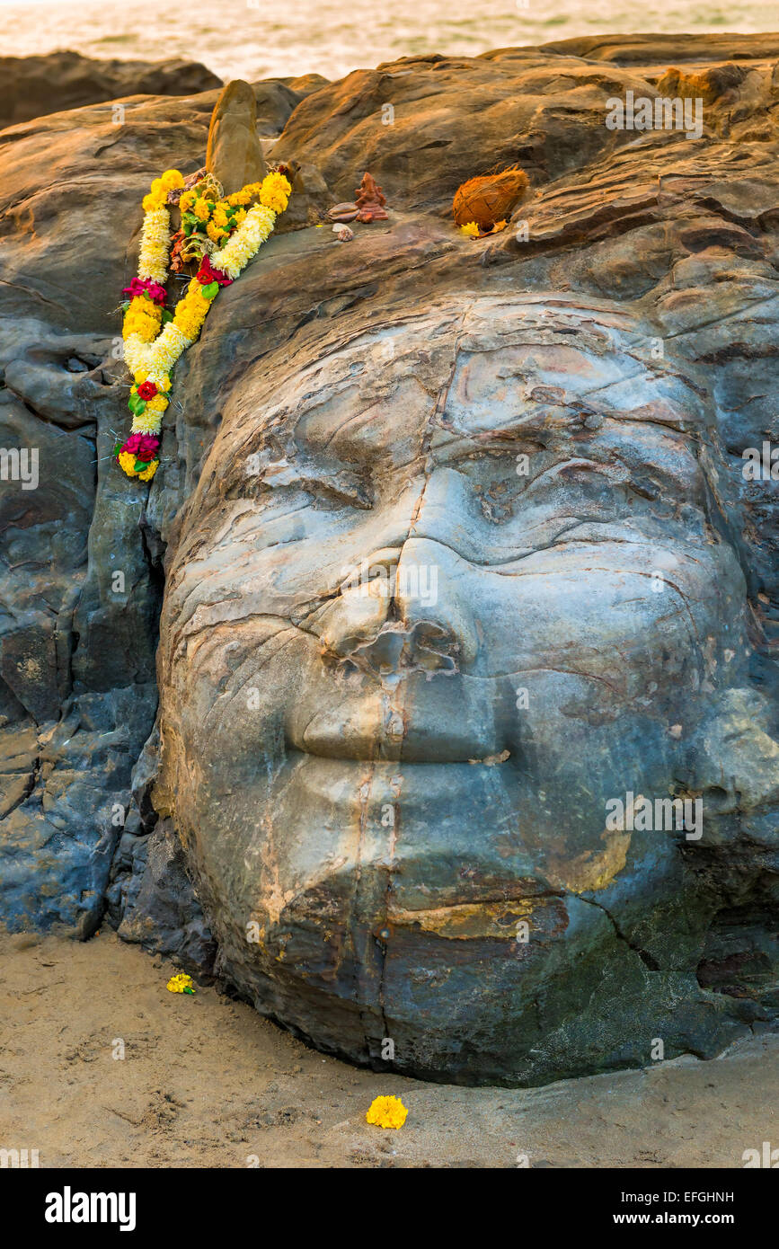 Primo piano immagine facciale di Shiva sulla spiaggia Foto Stock