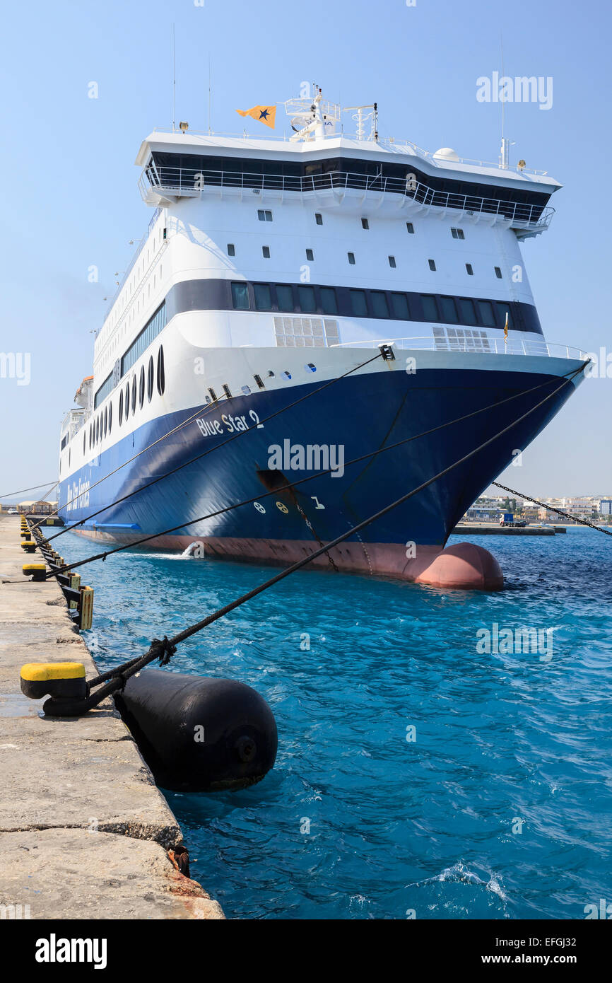 Per i passeggeri dei traghetti nel porto di Blue Star 2 nel porto di Rodi, Dodecanneso, Egeo Meridionale, Grecia Foto Stock