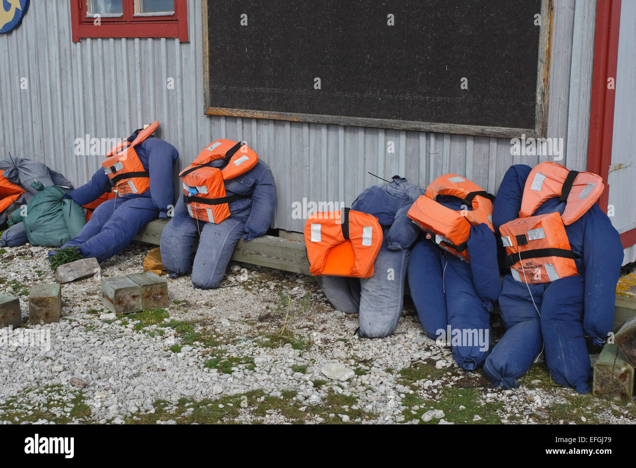 Bambole con giubbotti di salvataggio per tenere esercitazione di soccorso. Lauterhorn, Fårö Foto Stock