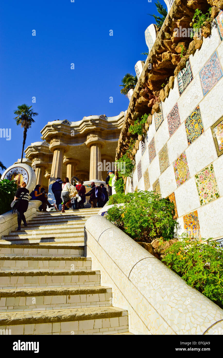 Il Drago scalinata. Parco Guell di Antoni Gaudi architetto. Barcellona, in Catalogna, Spagna. Foto Stock