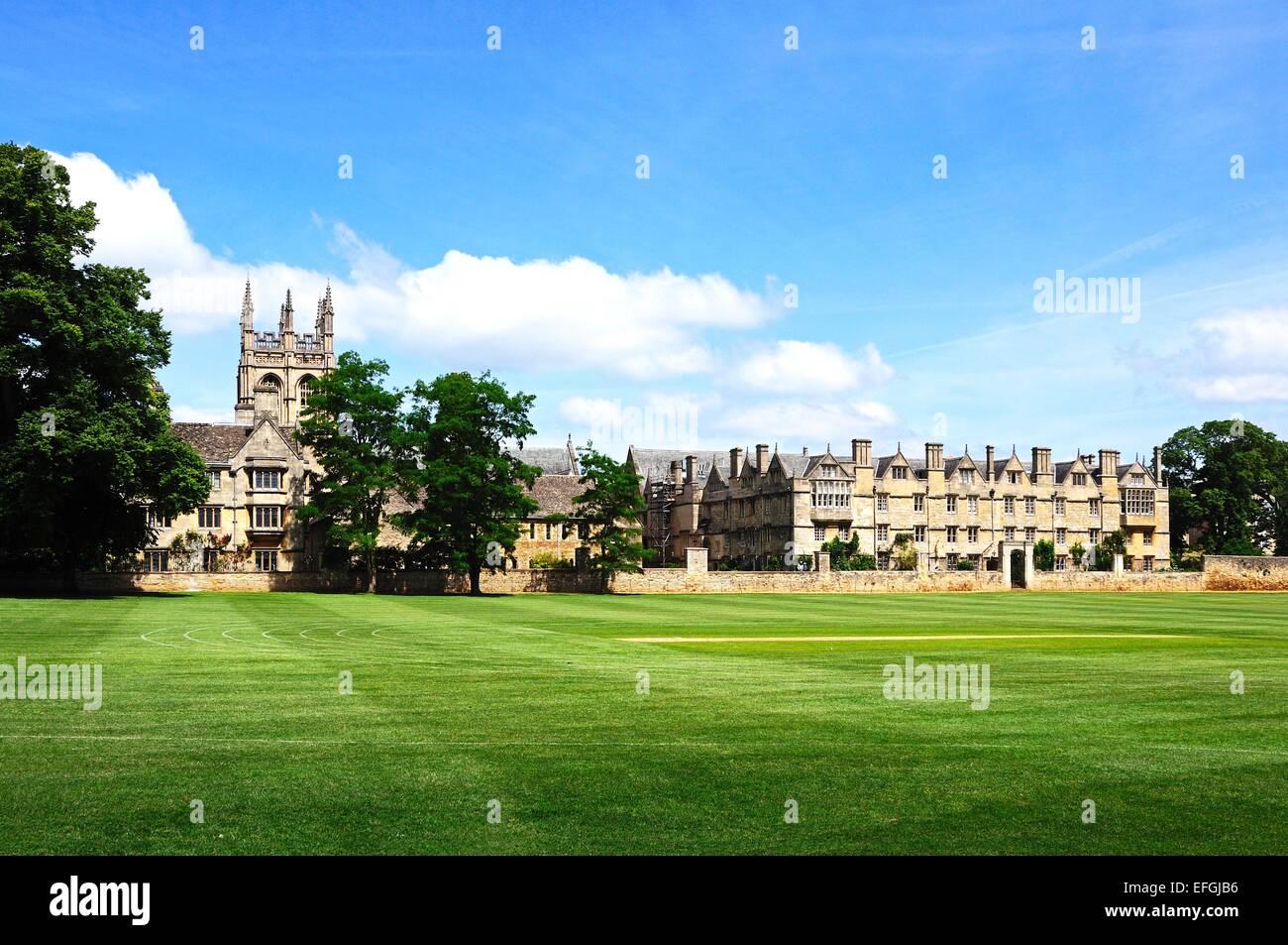Vista di Merton College e Cappella di Merton si vede attraverso il campo Merton, Oxford, Oxfordshire, Inghilterra, Regno Unito, Europa occidentale. Foto Stock