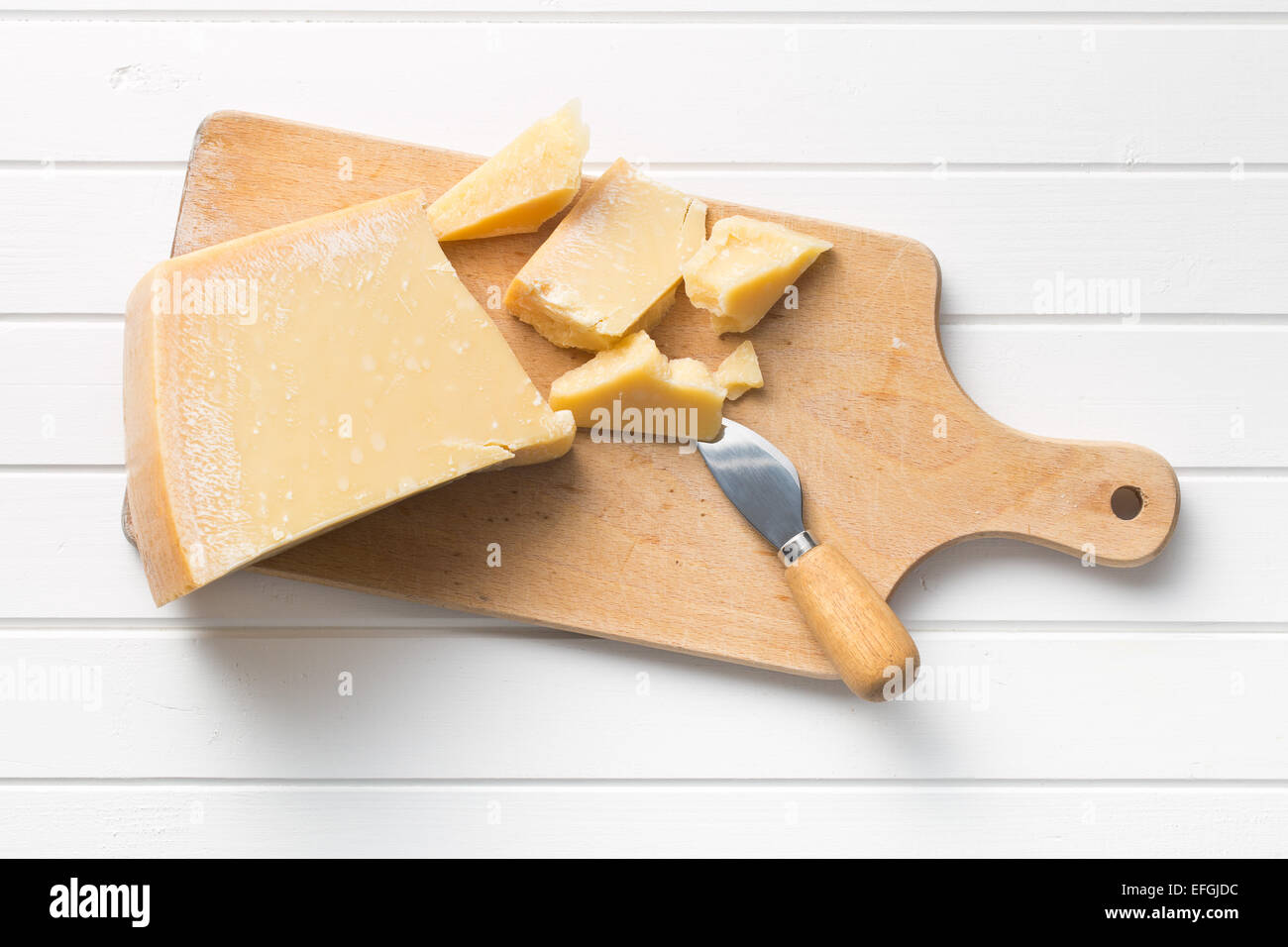 Il formaggio parmigiano sul bordo di taglio Foto Stock