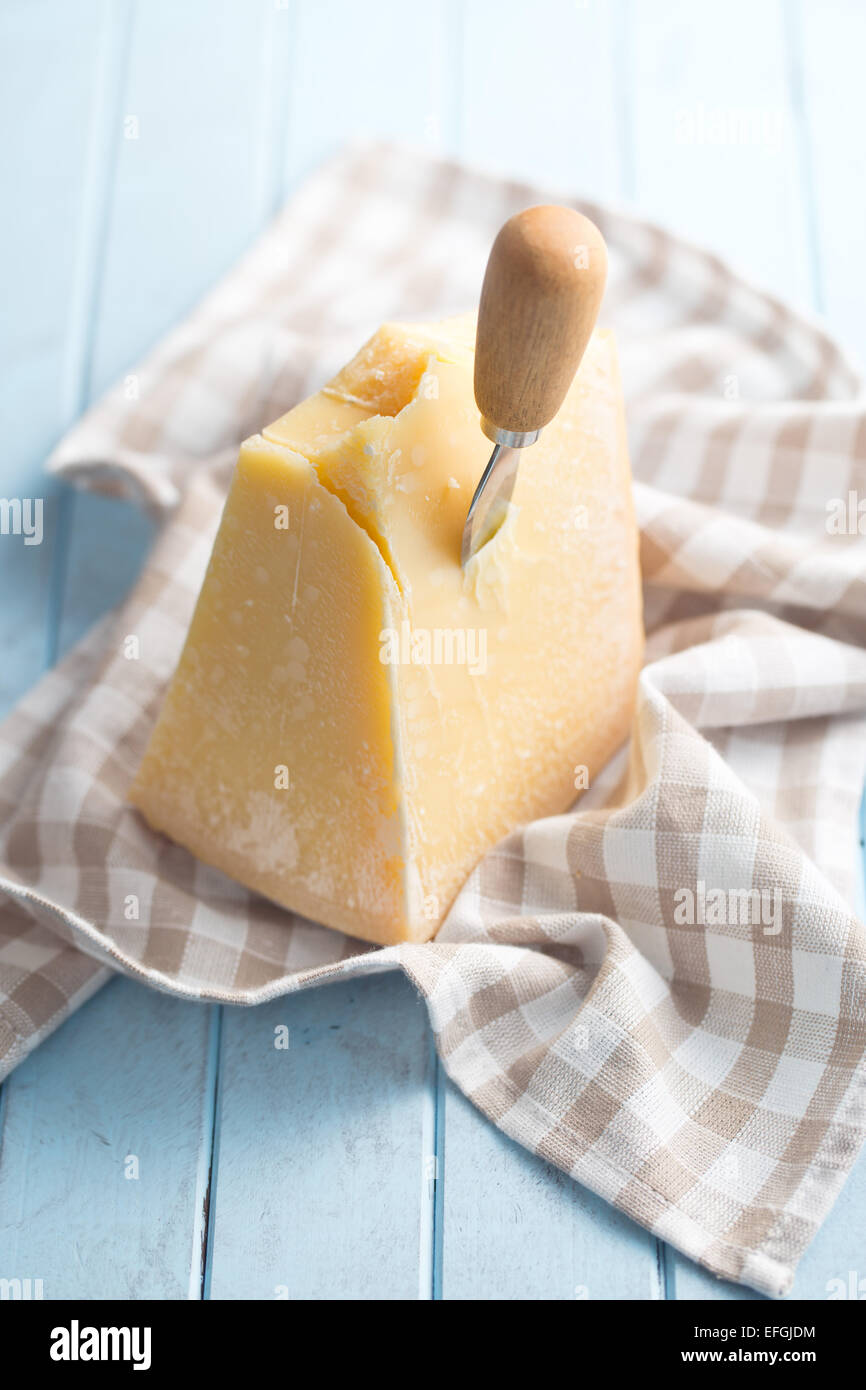 Il formaggio parmigiano sul tavolo da cucina Foto Stock
