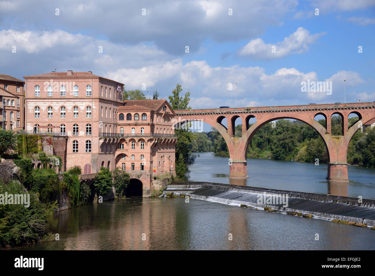 Mulini ad acqua o Moulins Albigeois & Pont du 22 Aoüt o mattone ponte sul fiume Tarn Albi Tarn Francia Foto Stock